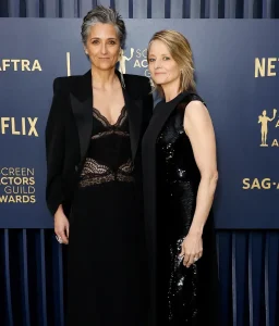 JODIE FOSTER & HER GORGEOUS WIFE MAKE A RARE APPEARANCE IN MATCHING ...