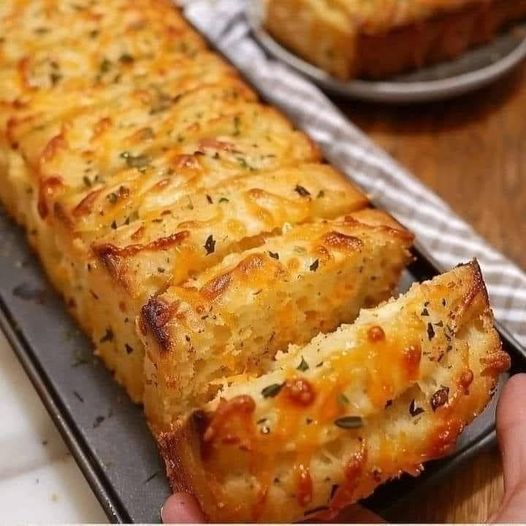 How to Make Delicious Bread with Garlic and Mozzarella