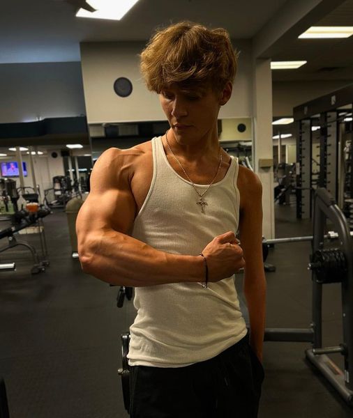 Despite working out, the teenage bodybuilder’s left arm remains thin until the real story is revealed.