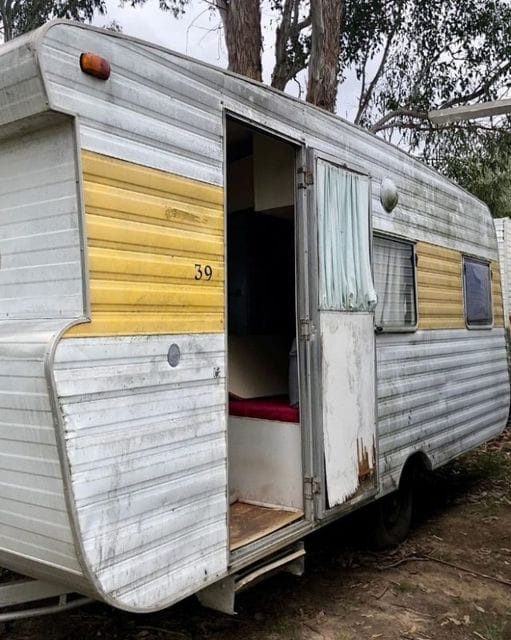 An Old Trailer That Kindhearted People Gave To A Homeless Woman Was Transformed By Her Into A Cozy Home In The Middle Of The Forest!