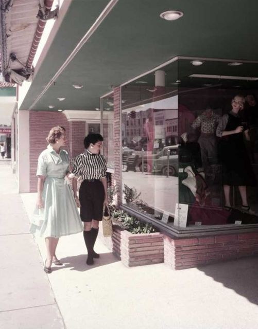 Ten Photos Showing What 1950s Shopping Was Like