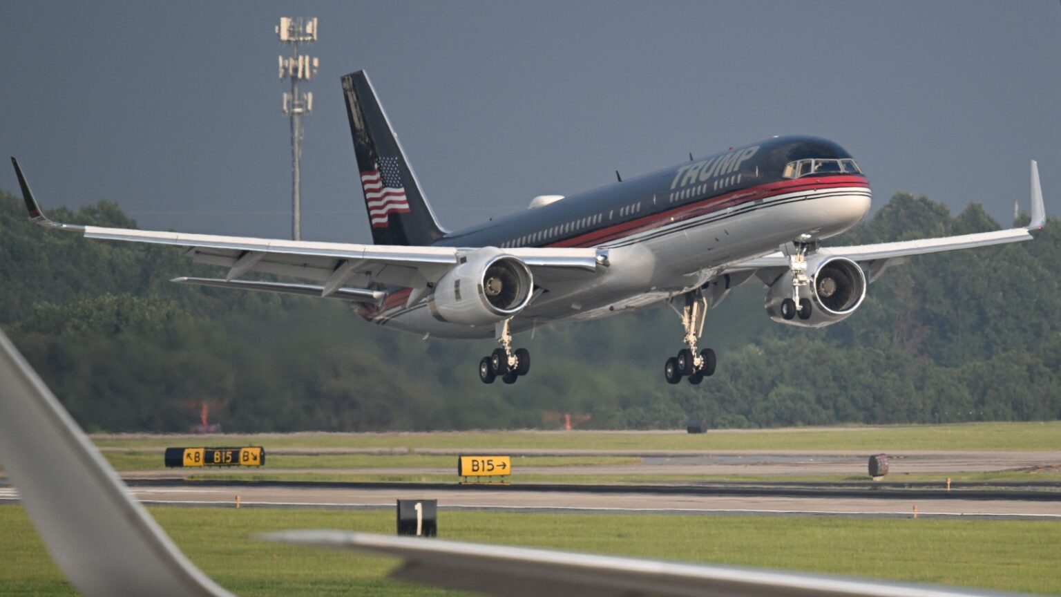 Trump’s Plane Forced To Make Emergency Landing Due to Mechanical Issue