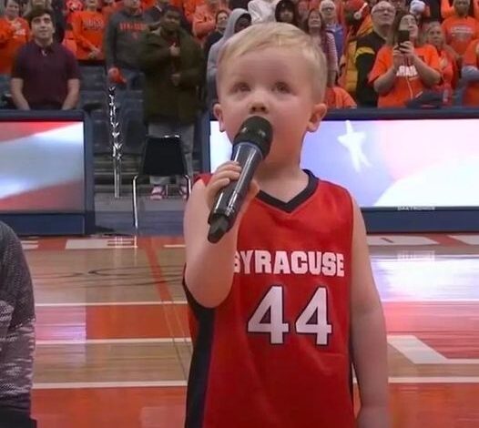 Brave toddler sings national anthem before 6,000-strong crowd